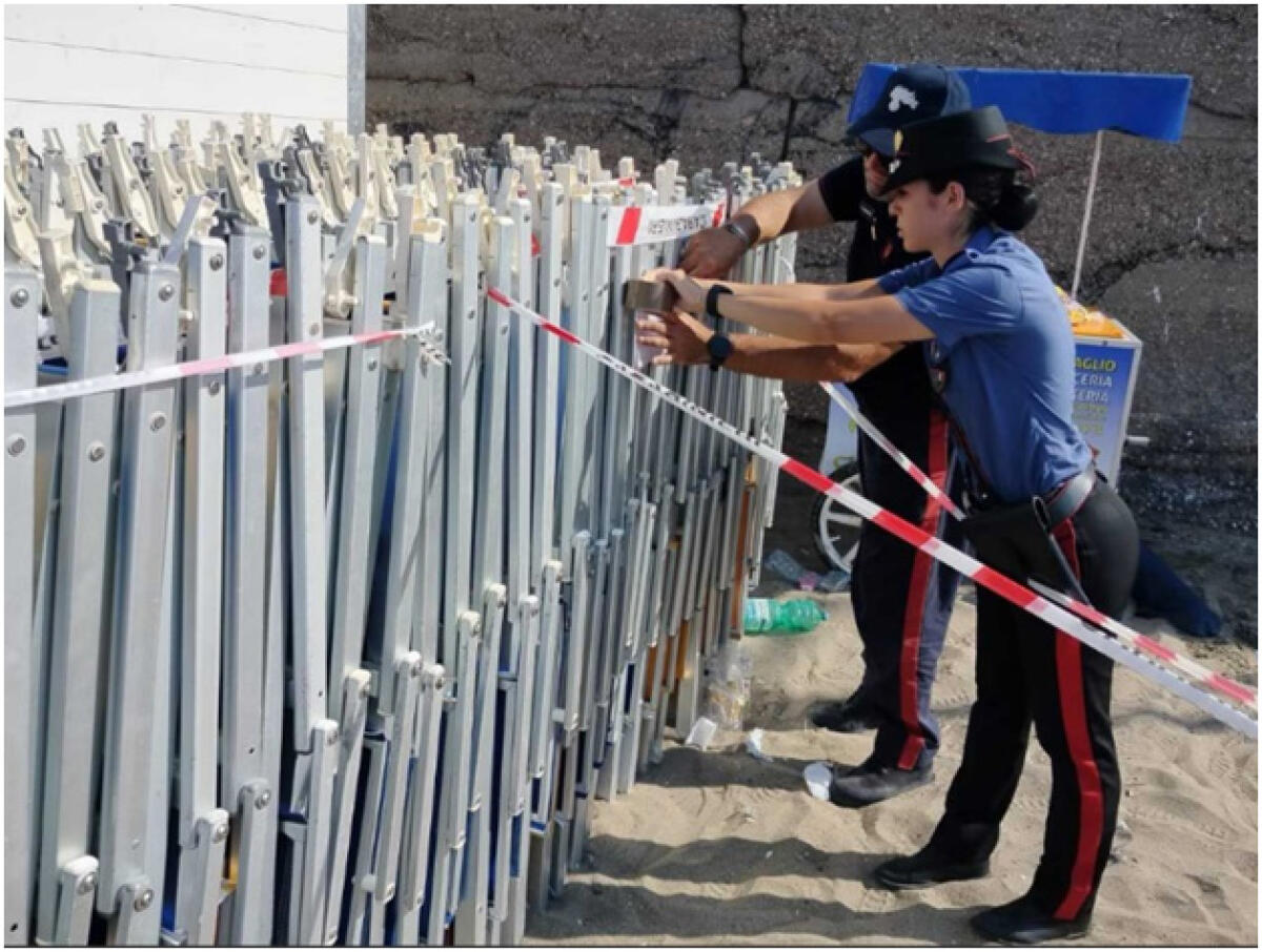 Centinaia tra lettini e ombrelloni senza alcuna autorizzazione: sequestri dei Carabinieri nel Sud Pontino - 