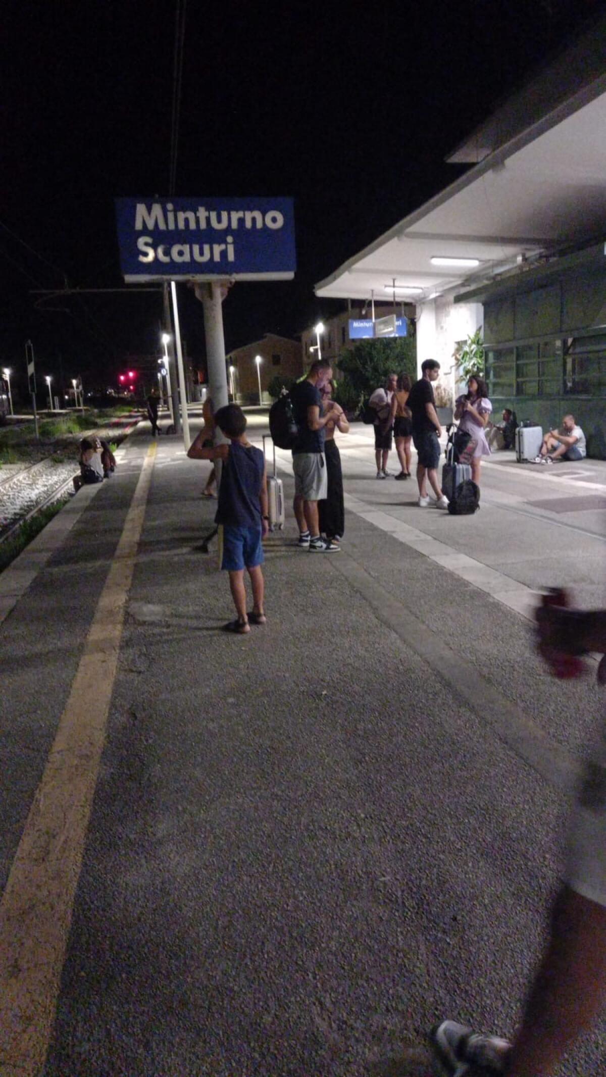 Lavori sulla Roma-Napoli via Formia: viaggiatori lasciati a piedi in tarda sera - 