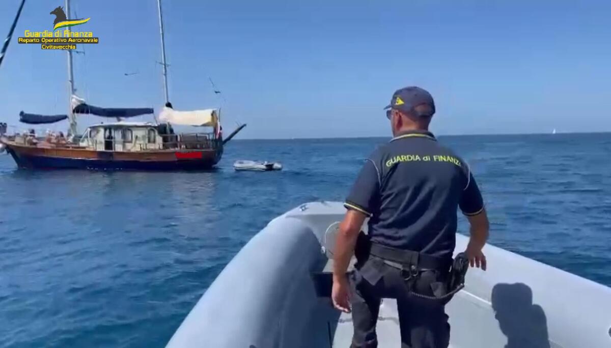 Aveva aggredito due poliziotti e speronato una Volante, 32enne rintracciato a Sperlonga su un acquascooter e messo in manette. VIDEO - 