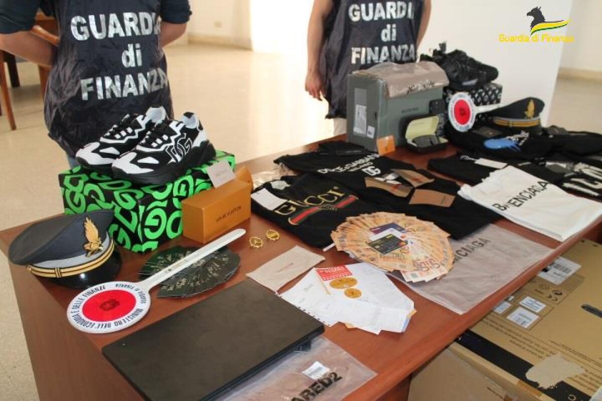 Vestiti firmati Balenciaga, Gucci, Burberry, Luis Vuitton e Rolex, venduti online ma erano falsi: due denunce a Latina - 