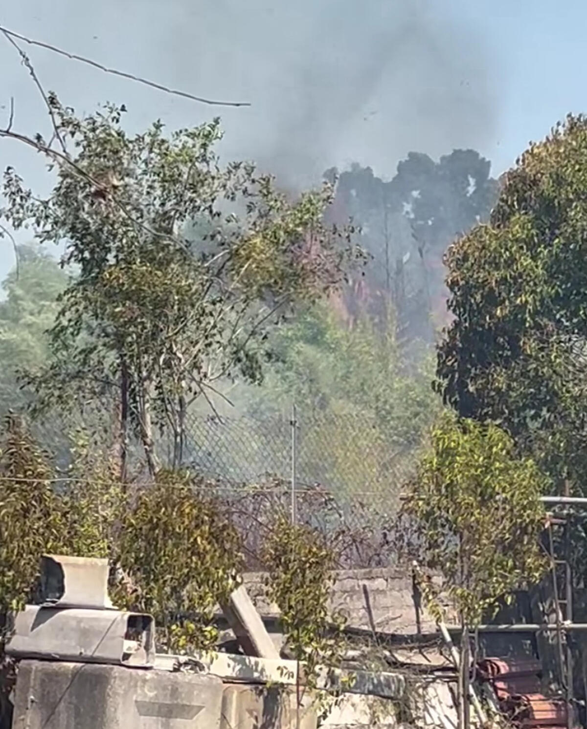 Aprilia, brucia ancora la periferia: fiamme in via dei Rutuli - 