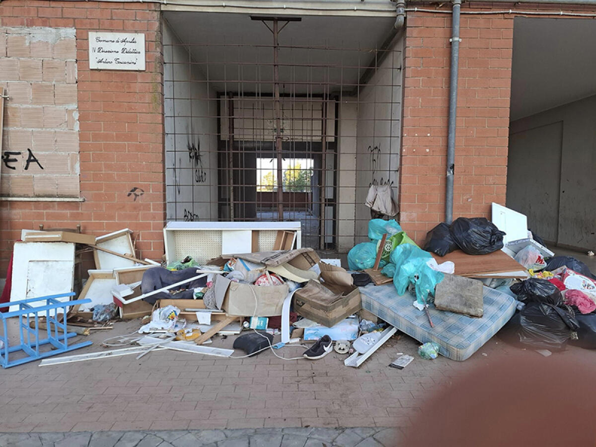 Montagna di rifiuti in via Inghilterra, davanti ad un condominio. “Comune di Aprilia e Progetto Ambiente multino gli incivili”. - 