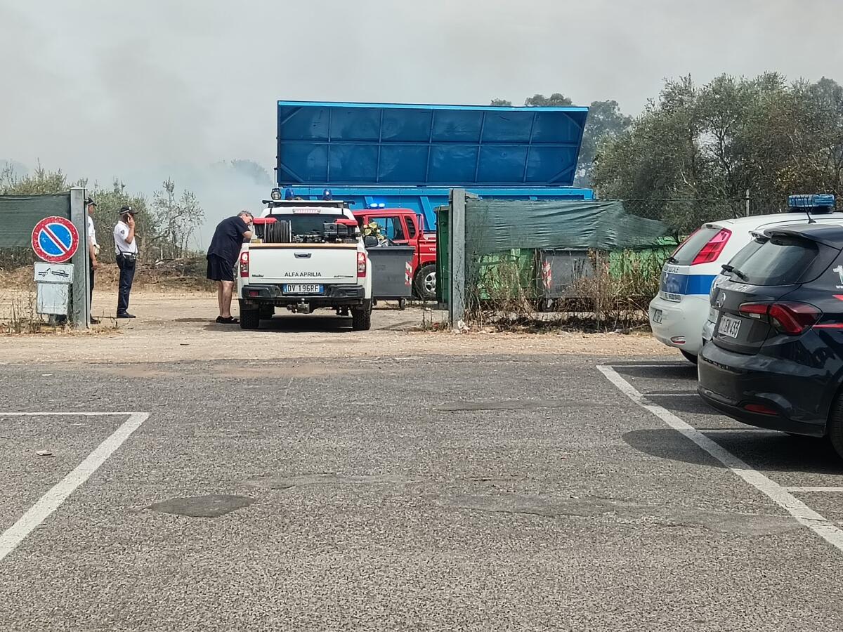 Brucia Aprilia. Incendi in corso a Carano e a ridosso del cimitero - 