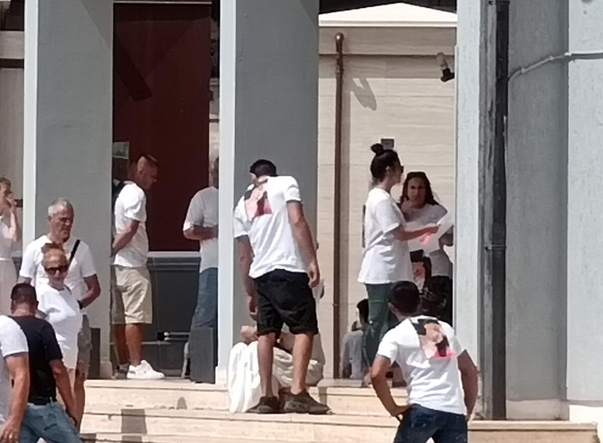 Aprilia - L'addio a Jasmine. Tanti ragazzi con la maglietta bianca e la fotografia della 19enne - 