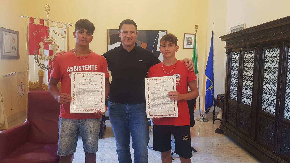 Il sindaco di Gaeta consegna gli encomi a due bagnini 16enni autori di un salvataggio il 4 agosto scorso a Serapo. - 