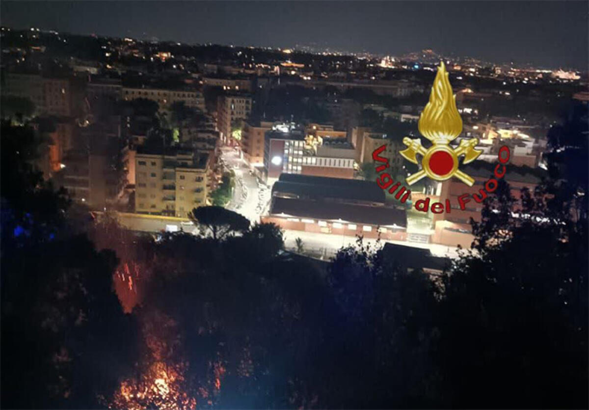 Incendio a Monte Mario: proseguite tutta la notte le operazioni di spegnimento e bonifica dell’area. - 