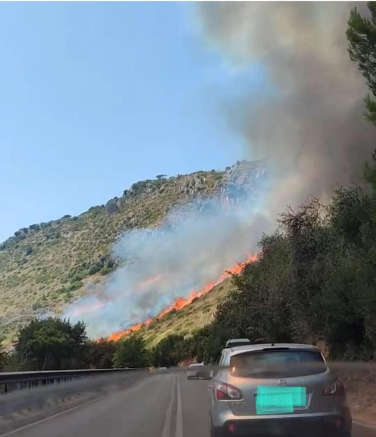 Brucia la montagna a Terracina - 