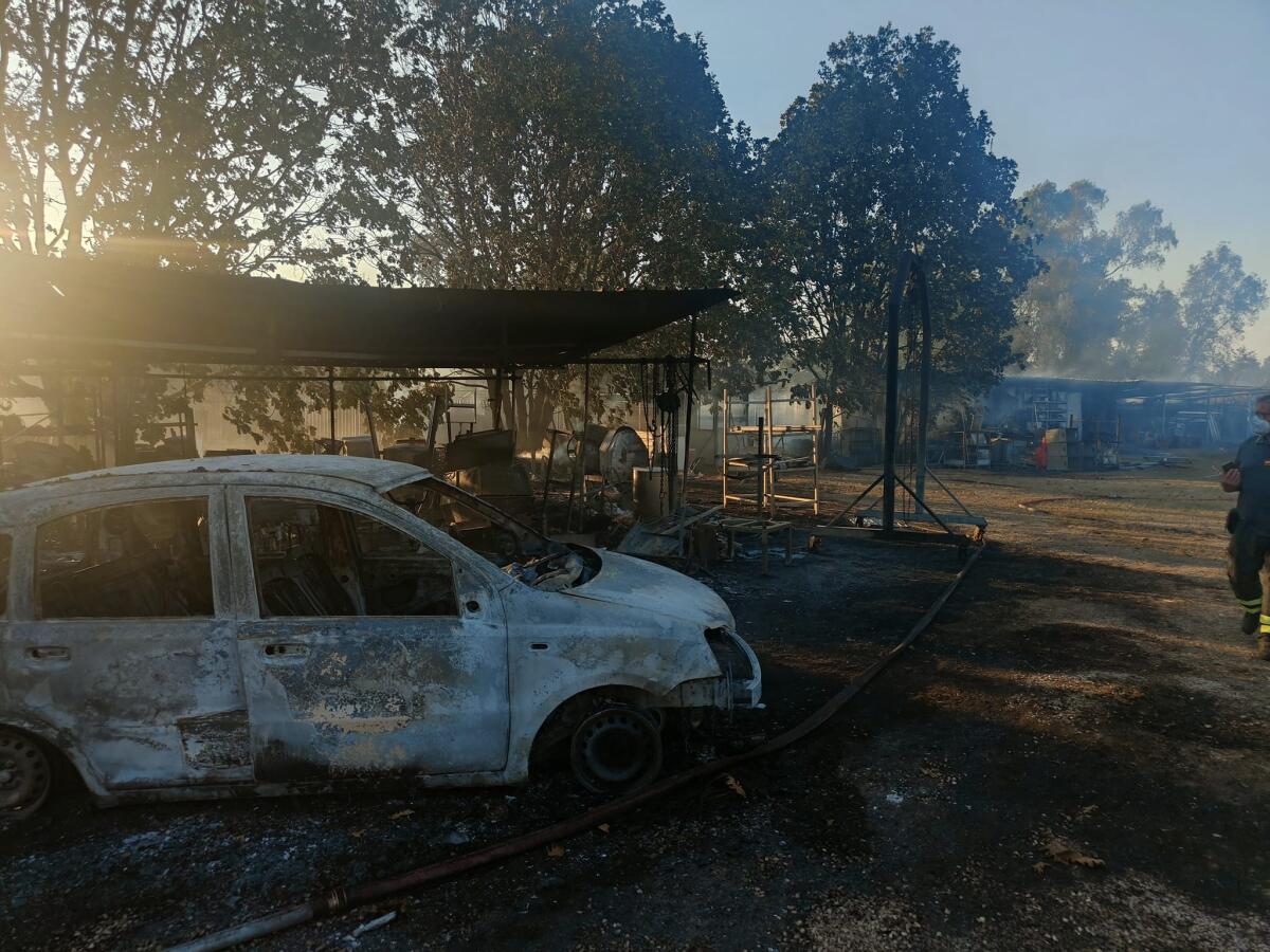 Paura nel quartiere Q4 a Latina: divampa un grosso incendio tra via Boccherini e via Carissimi, evacuate le abitazioni. - 