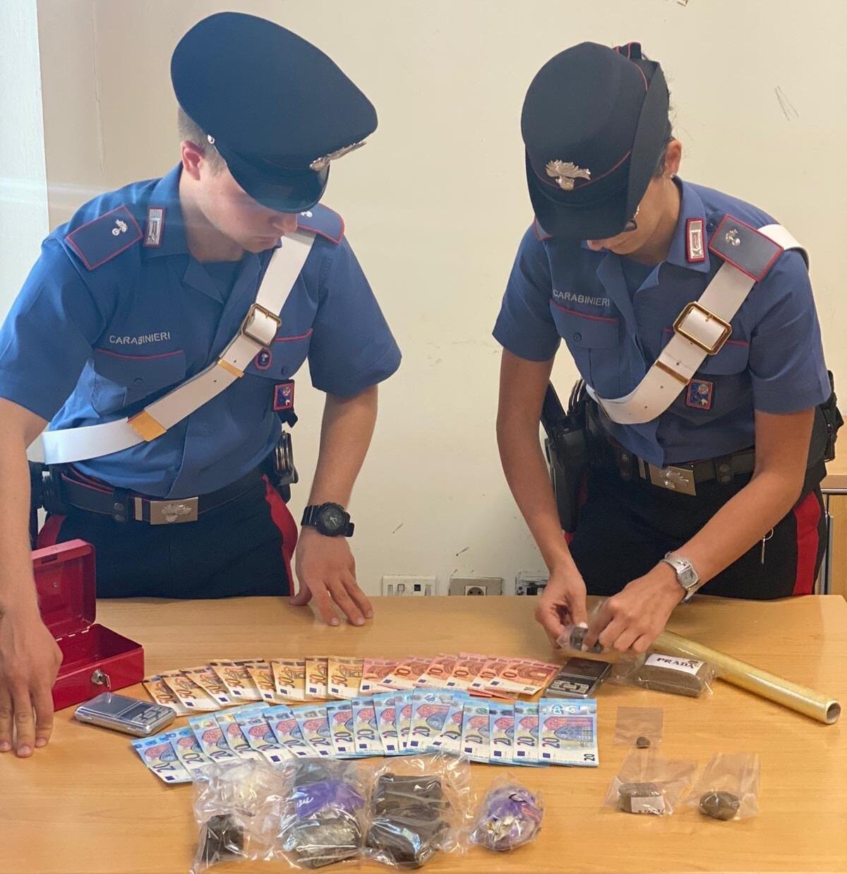 Mamma e figlio 17enne in manette per droga: i Carabinieri di Pomezia li sorprendono in possesso di oltre 6 etti di hashish. - 