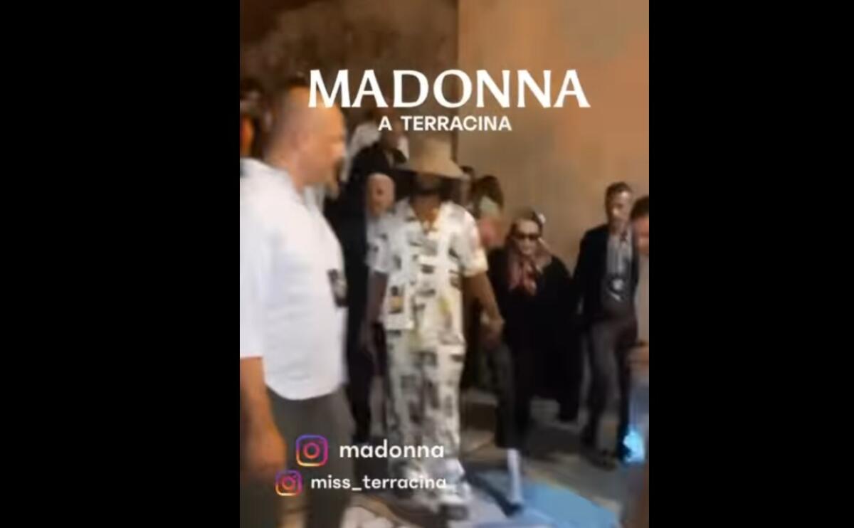 (VIDEO) Terracina superstar: la passeggiata di Madonna - 