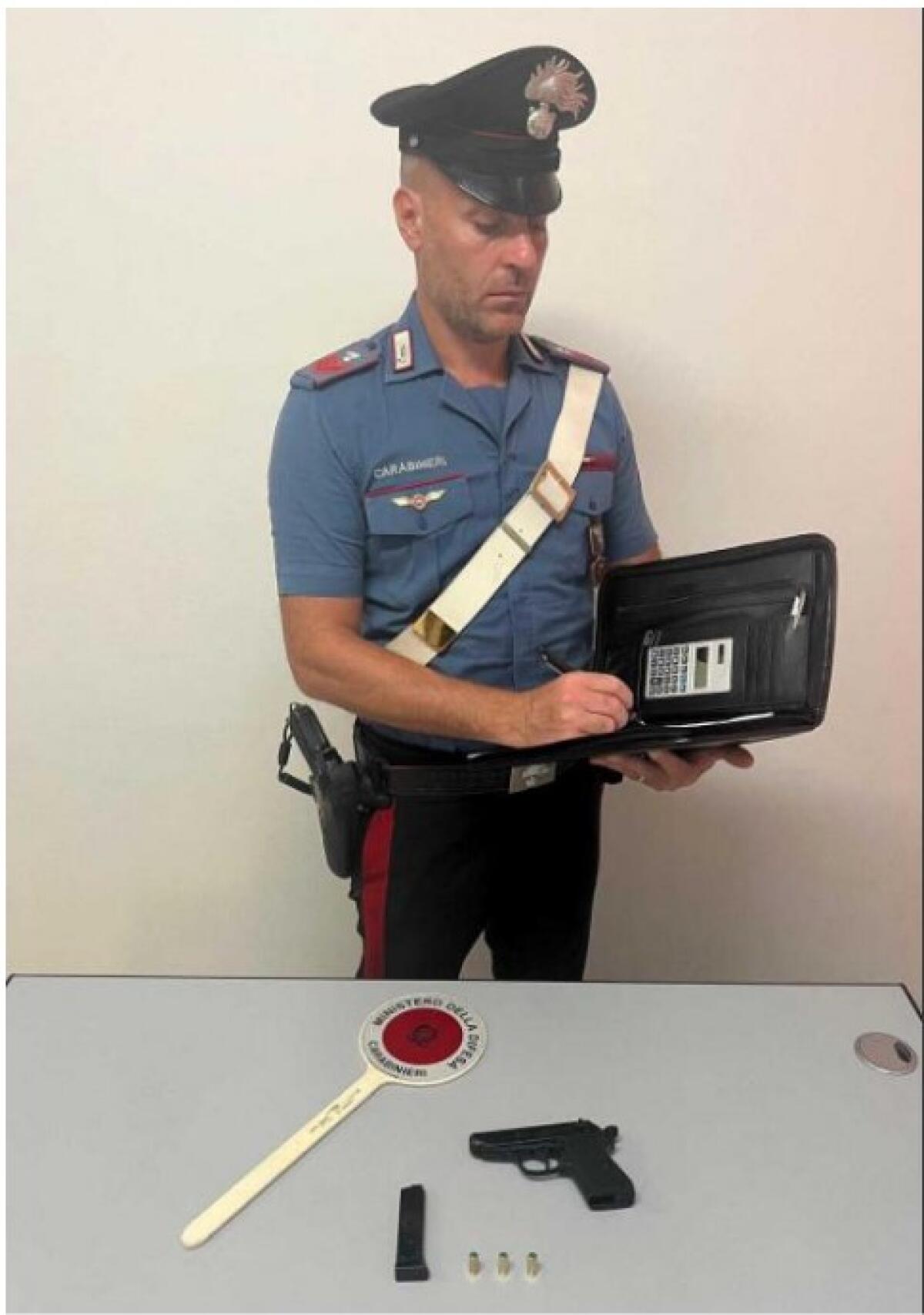 Si aggirava all'esterno di un locale con una pistola scacciacani priva di tappo rosso: richiesto il Daspo Willy - 