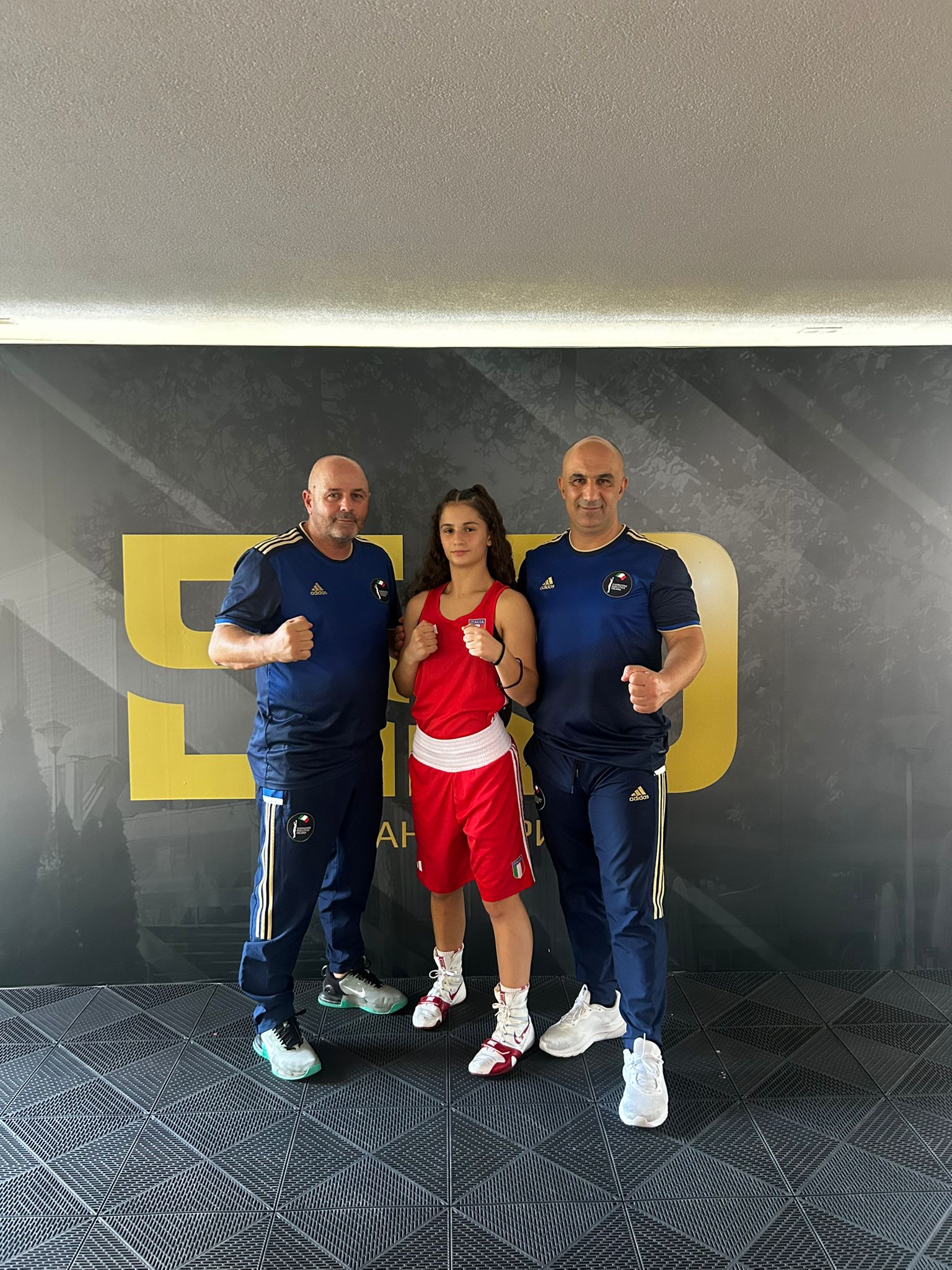 Aurora Turrin con Rocco Prezioso (sx) e Mirco Turrin (dx)