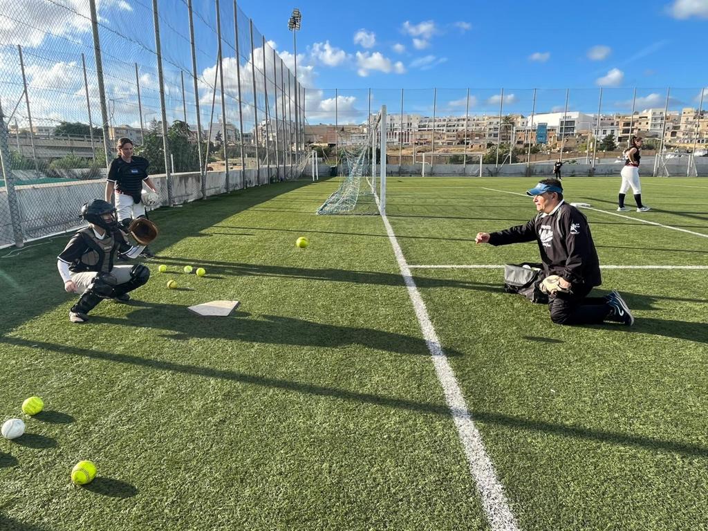 Roberto Andolfi in campo con le ragazze della nazionale maltese