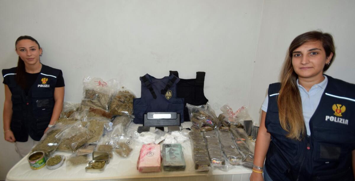 Aggredisce i poliziotti per impedirgli l'ingresso in casa: nascondeva 20 chili di droga. Arrestato - 