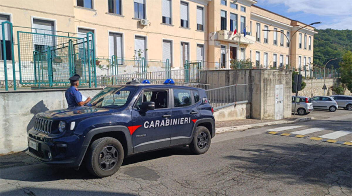Rubati 36 tablet e 49 computer portatili da una scuola del sud pontino. Indagano i Carabinieri. - 
