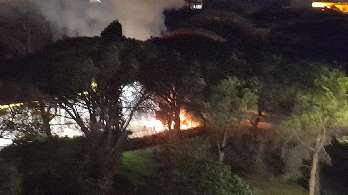 Auto in corsa in fiamme sulla Nettunense ad Aprilia, un tassista si ferma al distributore per spegnere l’incendio. - 