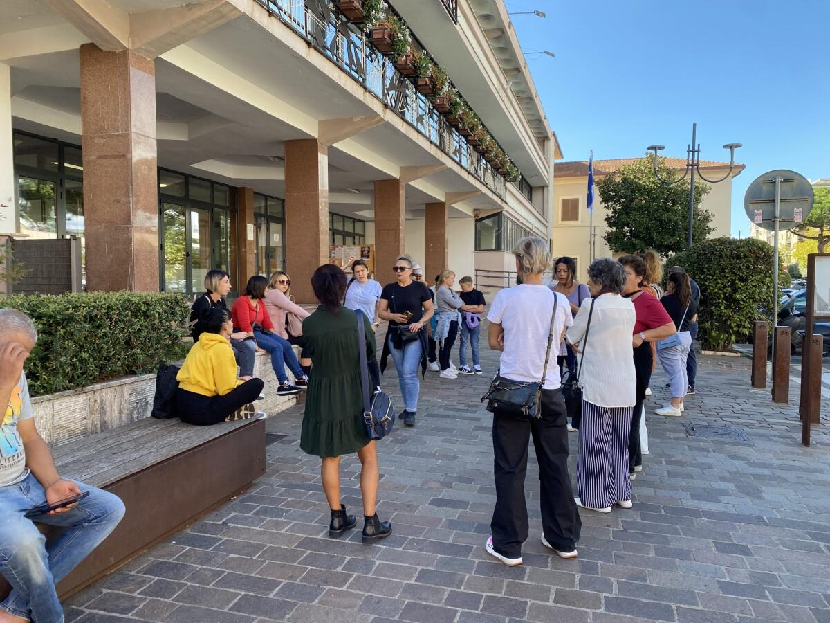 Aprilia senza scuolabus - Accesa protesta sotto al Comune: "Non ci sono state date tutte le risposte" - 