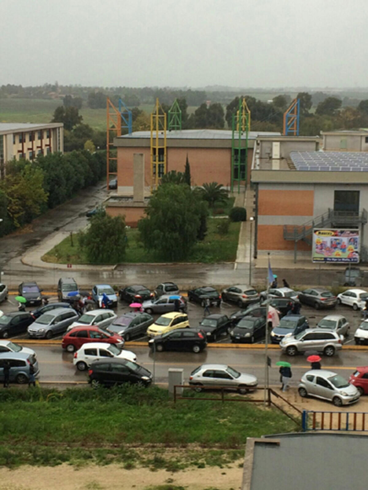 Aprilia - Caos viabilità su via Carroceto per l'ingresso a scuola: "Da 20 anni si attendono soluzioni" - 