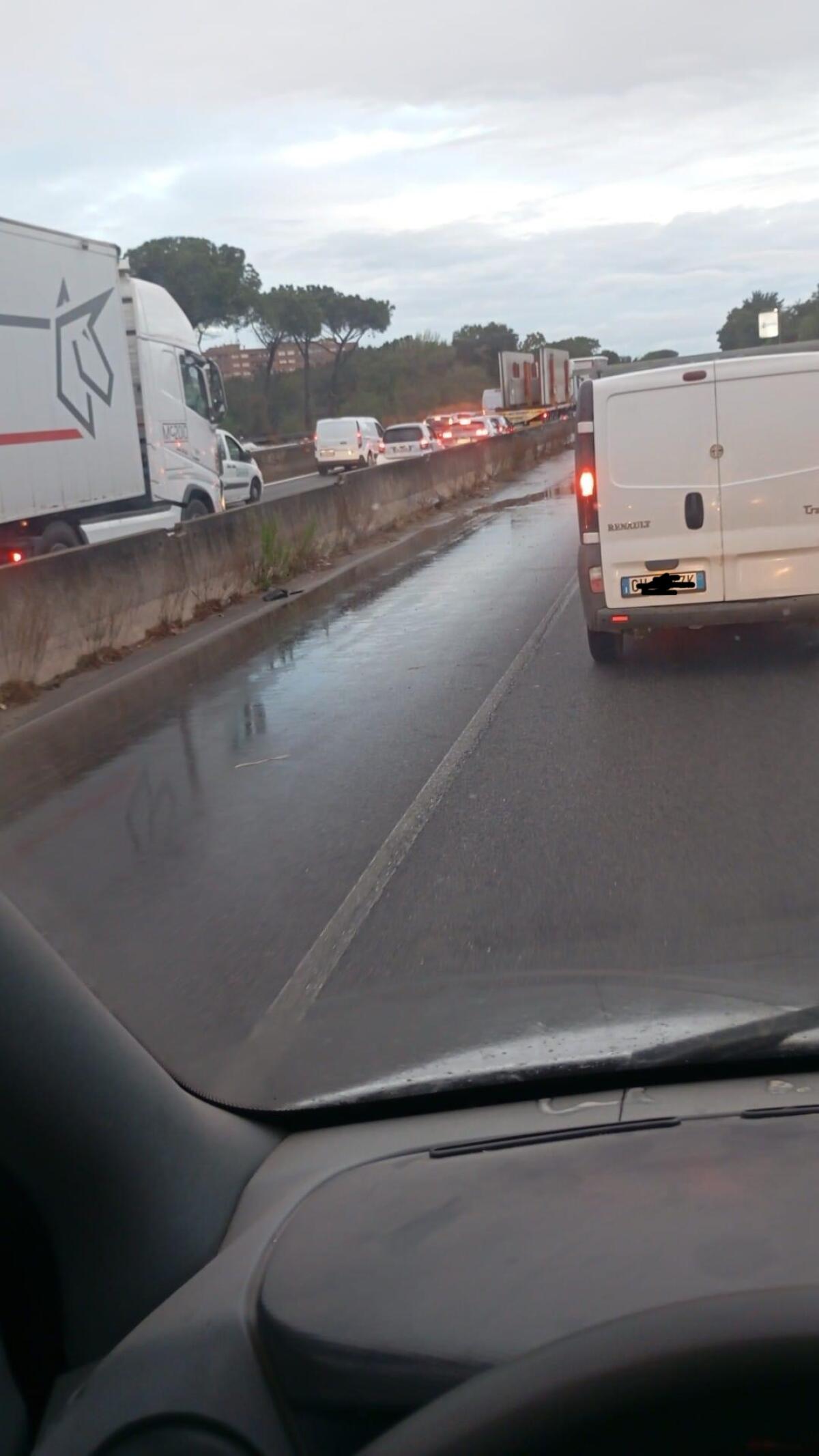 Incidente sulla Pontina, suv finisce contro il guard rail. Disagi - 