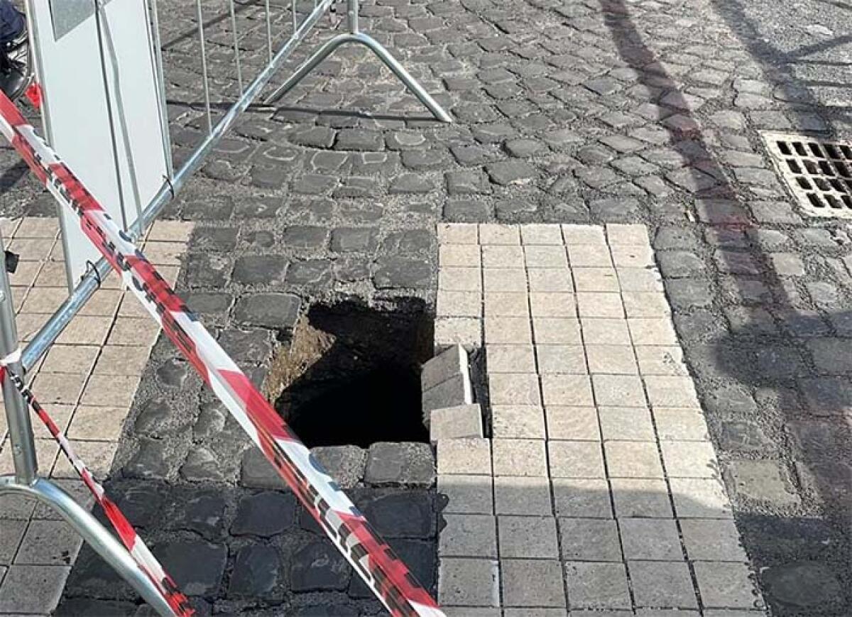 Sgrottamento in via De Gasperi, ad Albano: strada interdetta al transito veicolare. In corso lavori di consolidamento e ripristino. - 