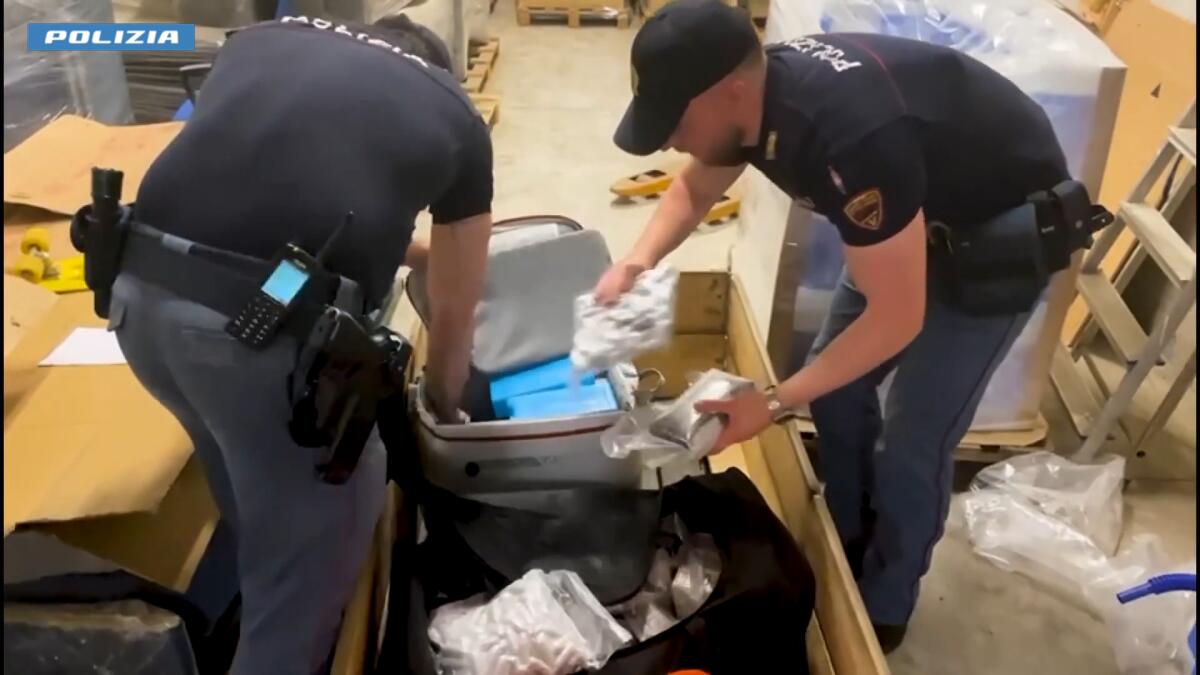 Sequestrata dalla Squadra Mobile di Roma oltre una tonnellata di hashish. Due arresti. - 