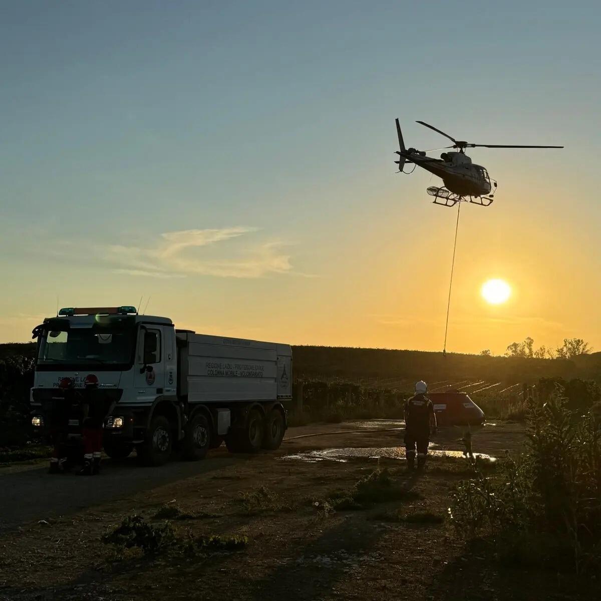 Vasto incendio ieri pomeriggio a Velletri, in contrada Lazzaria. Si sospetta la mano dei piromani. - 