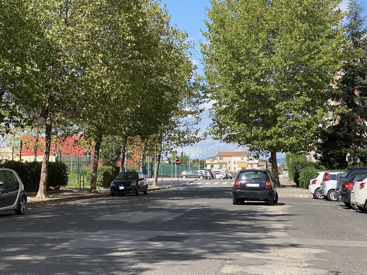 Aprilia - Incidente in via Francia, auto si ribalta - 