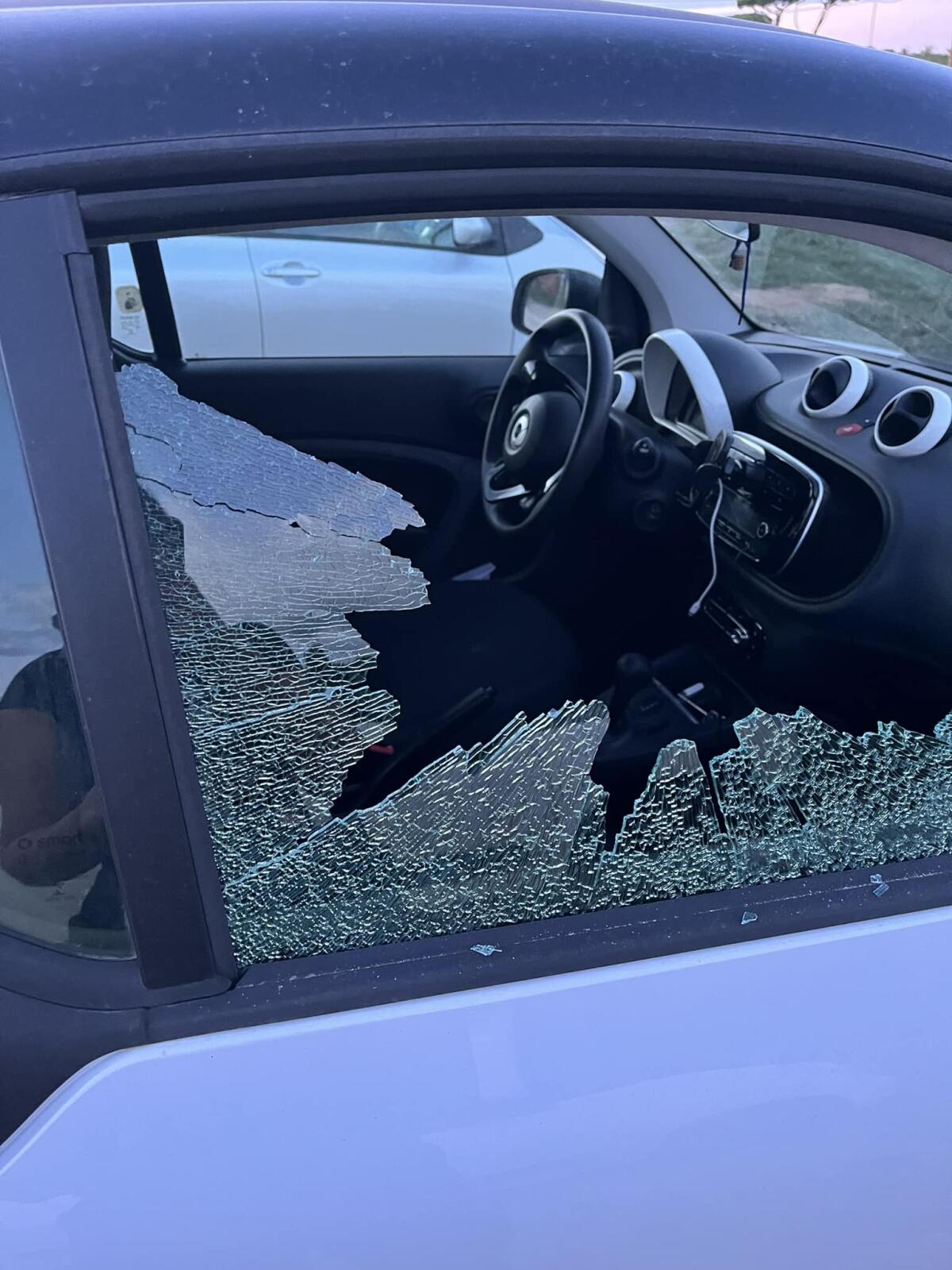 Danni alle auto in sosta e tentativi di furto, notte folle ad Aprilia nel quartiere Toscanini - 