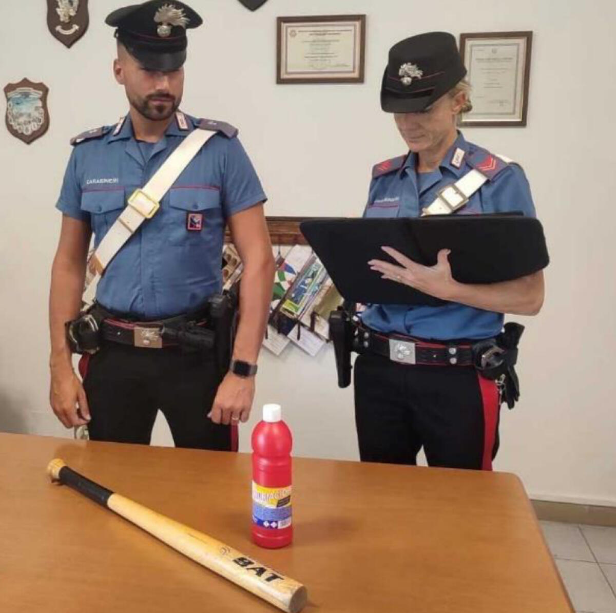 Con una mazza da baseball le distrugge l'auto, poi la minaccia con l'acido: 22enne in arresto - 