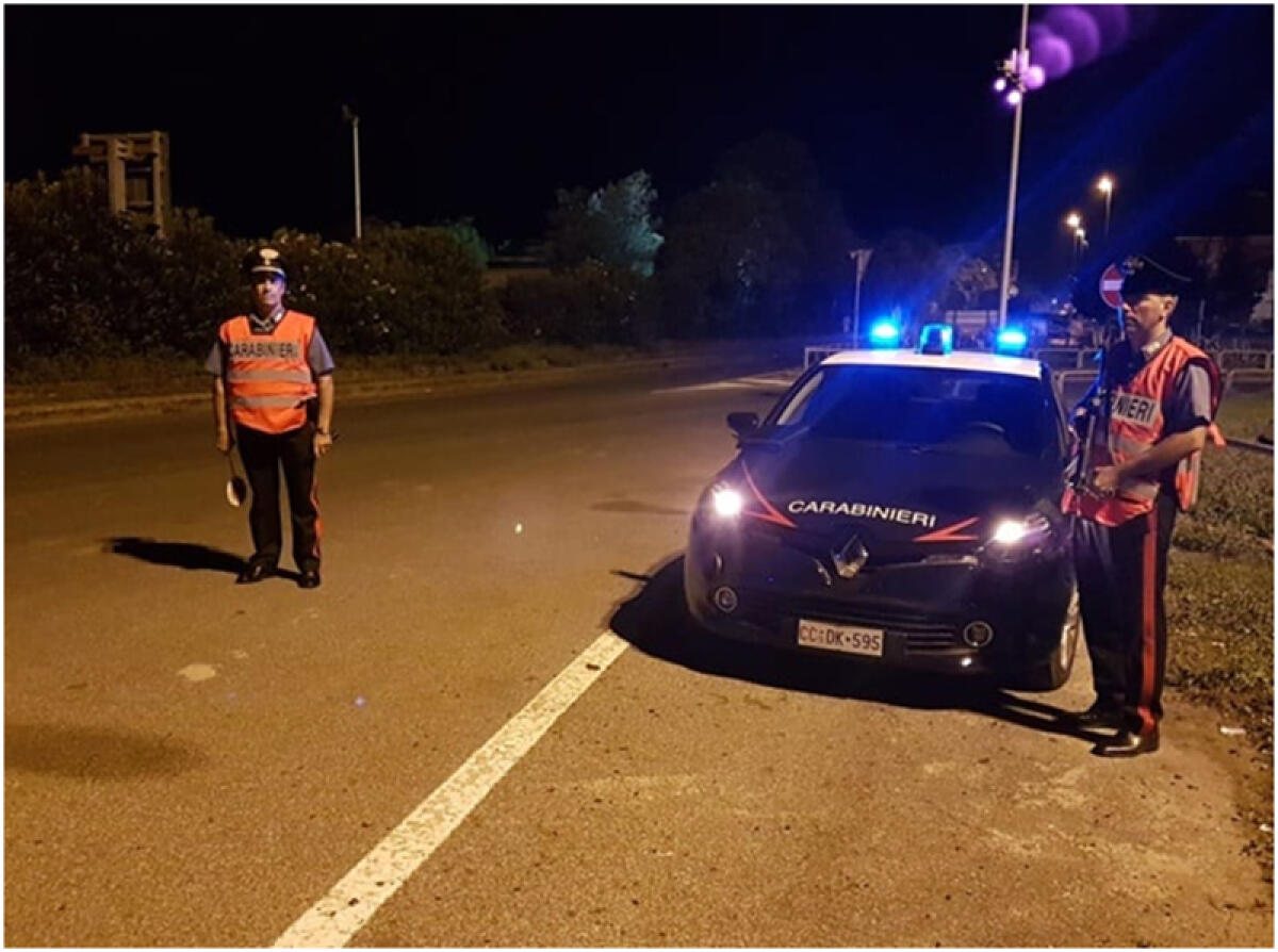 Presa a schiaffi e minacciata con una pistola per la rapina in casa: 40enne nel terrore. Si cercano due uomini - 