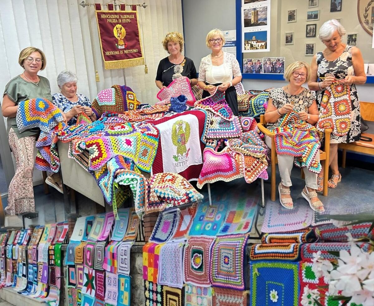Un abbraccio di coperte colorate:  Polizia e cittadini di Nettuno al fianco delle donne vittime di violenza. - 
