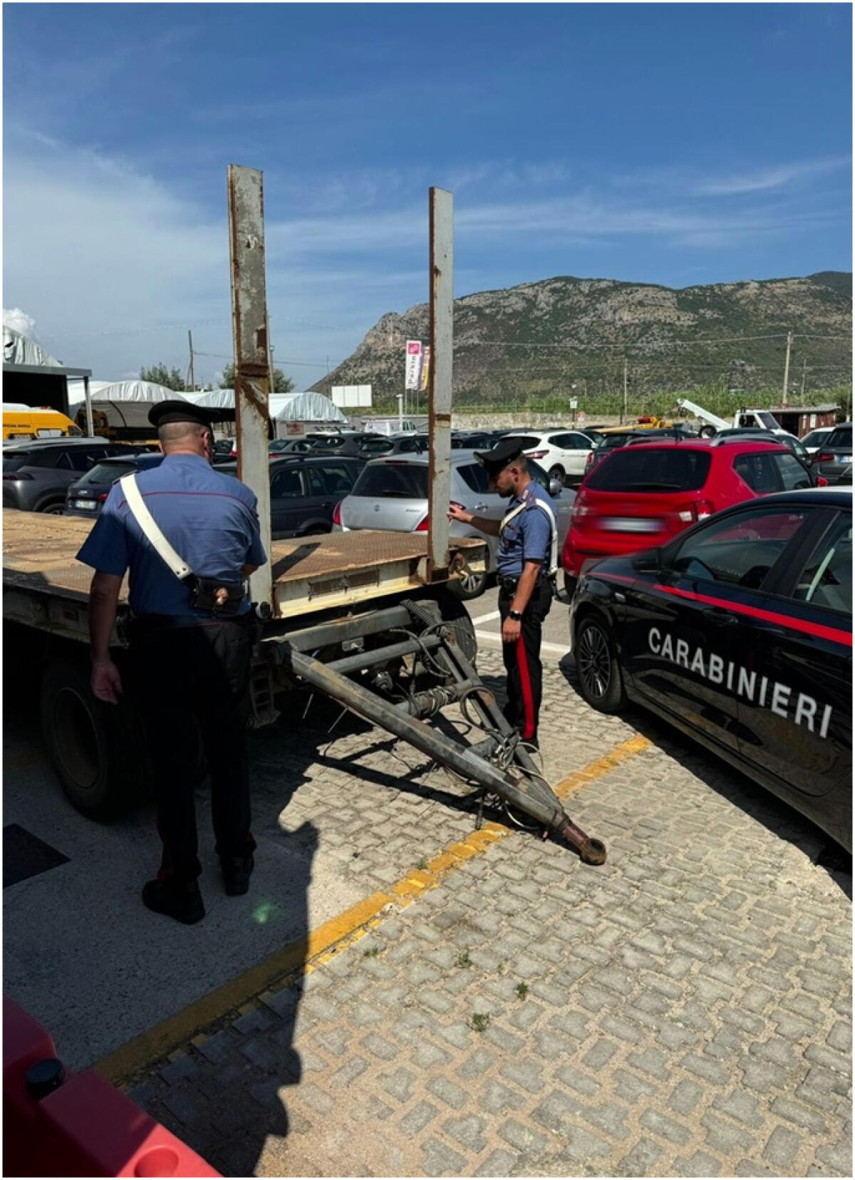 Fermato a bordo di un trattore e con il rimorchio con telaio contraffatto: era stato rubato nel 2022 - 