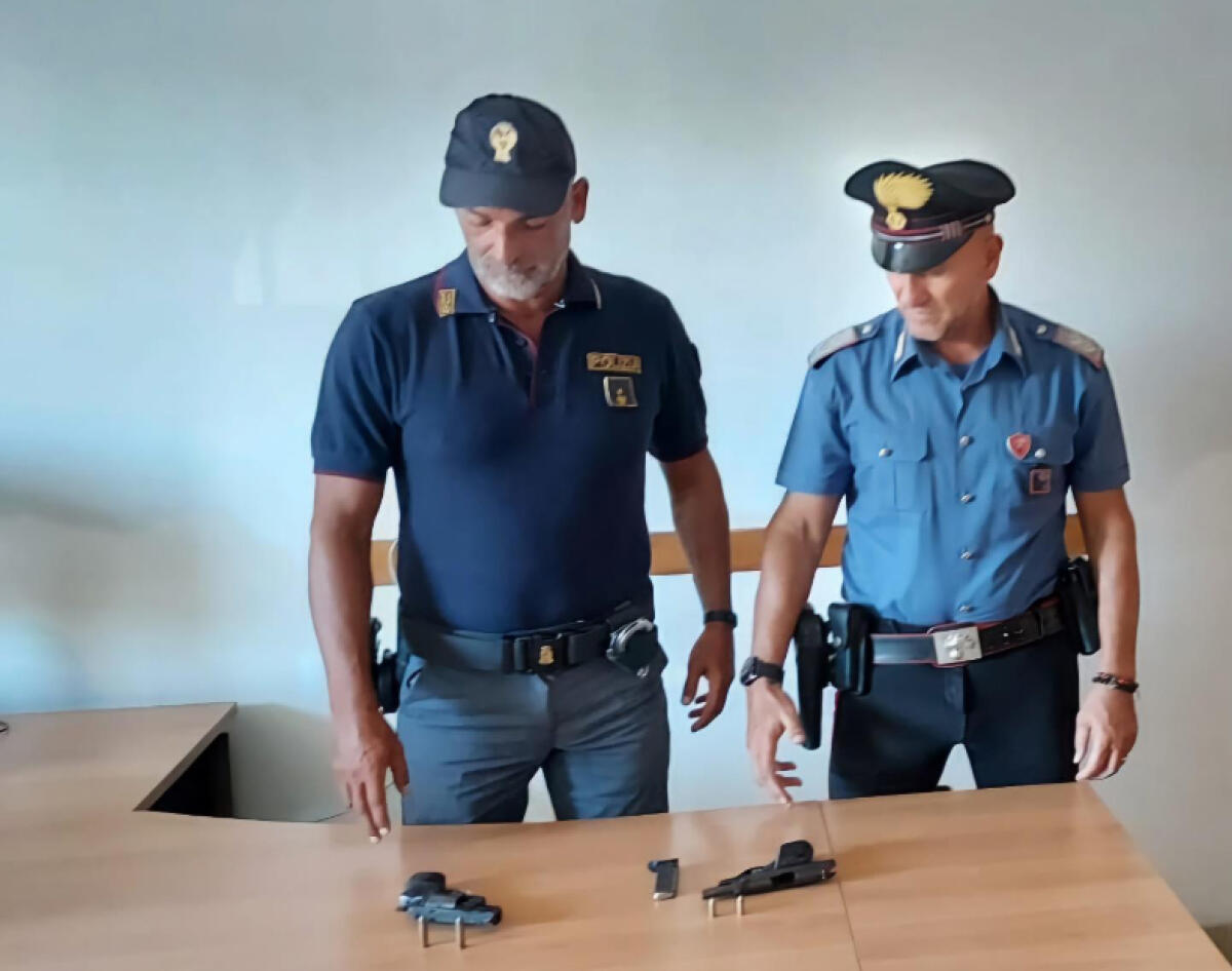 Tentano di nascondere due pistole con il colpo in canna in un distributore, a Terracina arrestati 45enne e 19enne - 