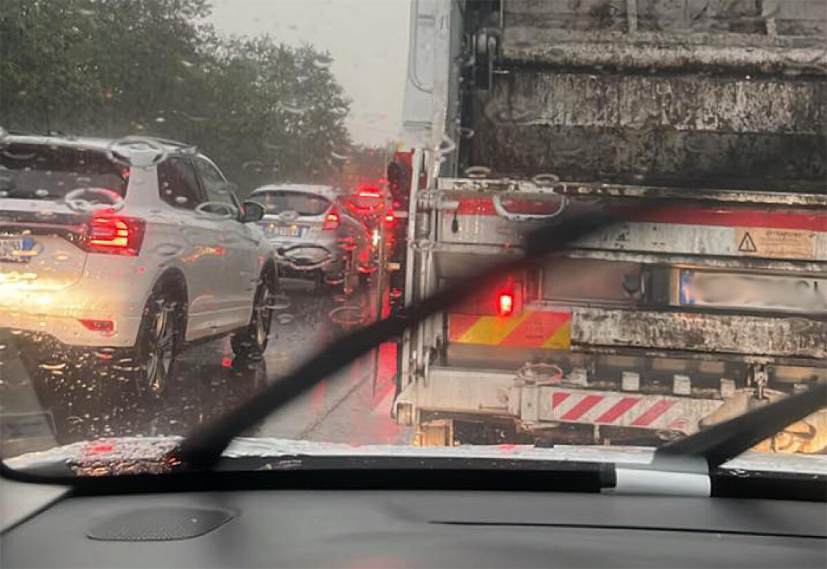 Ciclista investito da un’auto sulla Pontina, ad Aprilia. E’ in codice rosso. Incidente rimosso. - 