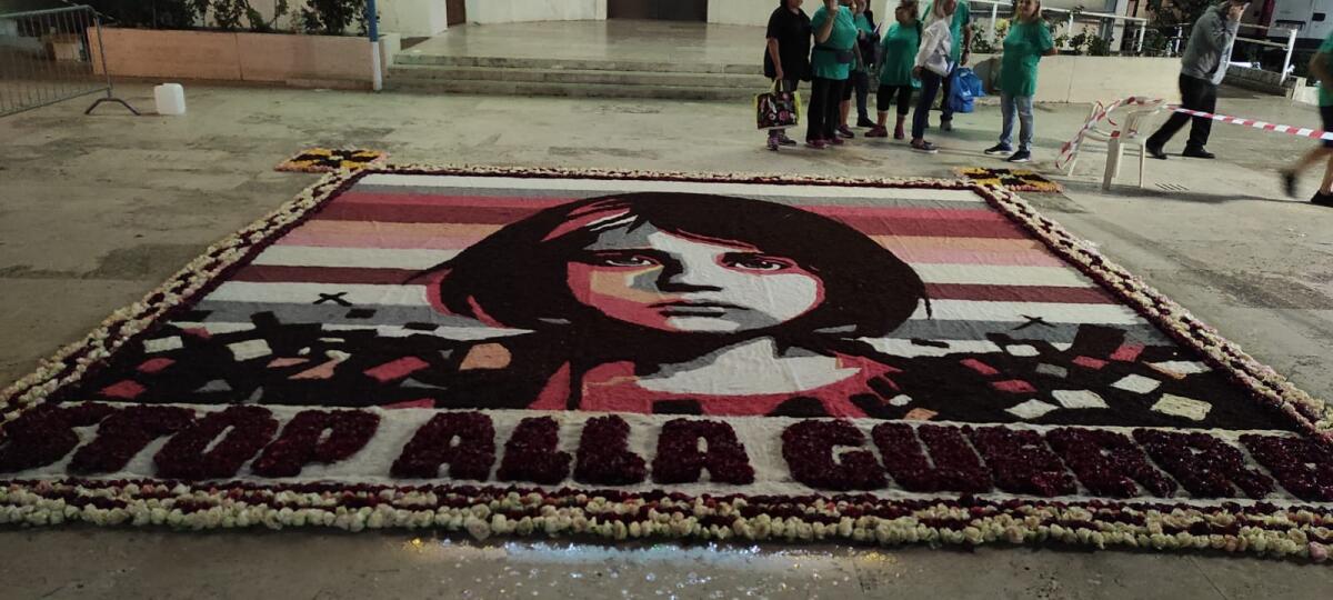 Un quadro floreale sul sagrato della Chiesa di San Michele, ad Aprilia, in occasione della festa patronale. E l'associazione "Infiorata Città di Aprilia” vola in Messico. - 