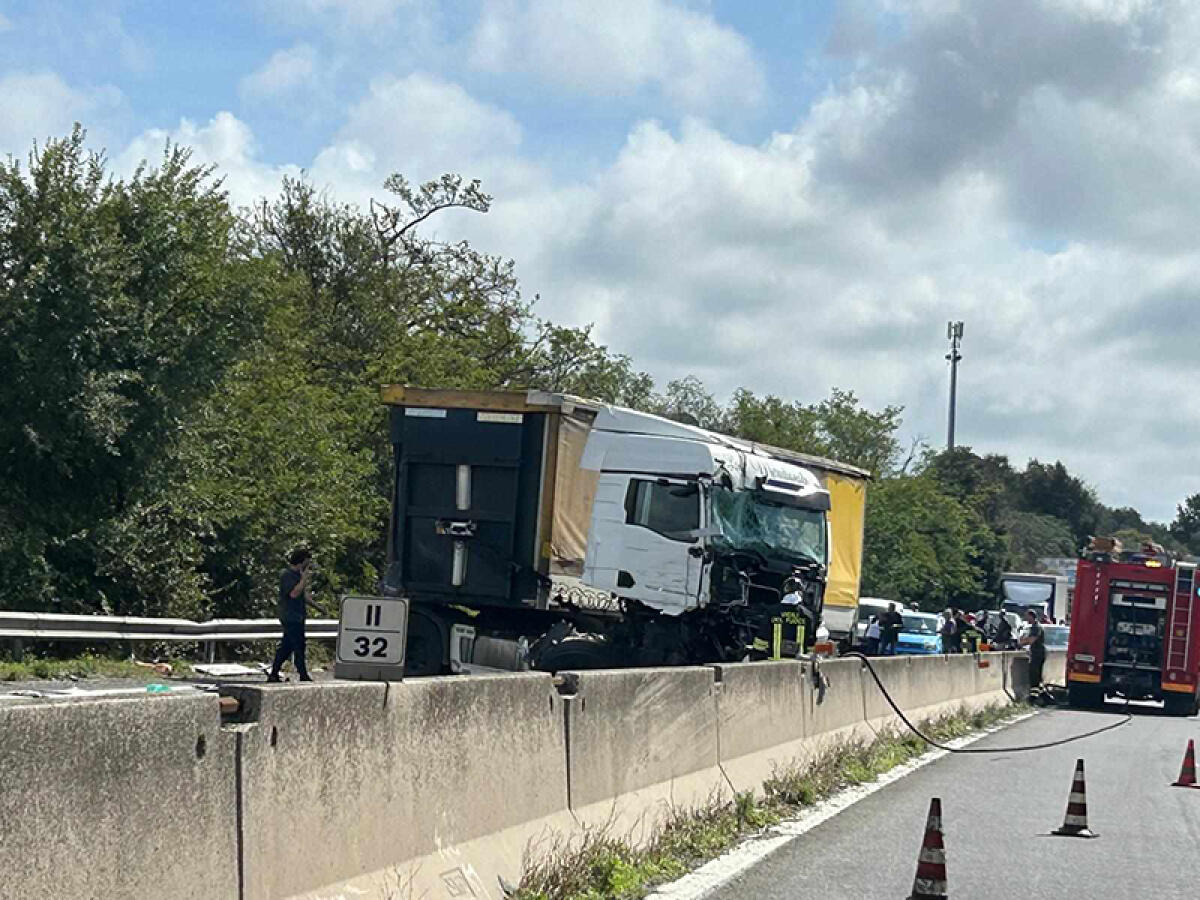 Scontro tra due mezzi pesanti sulla Pontina, tra Ardea e Pomezia. Traffico in tilt in direzione di Roma. - 