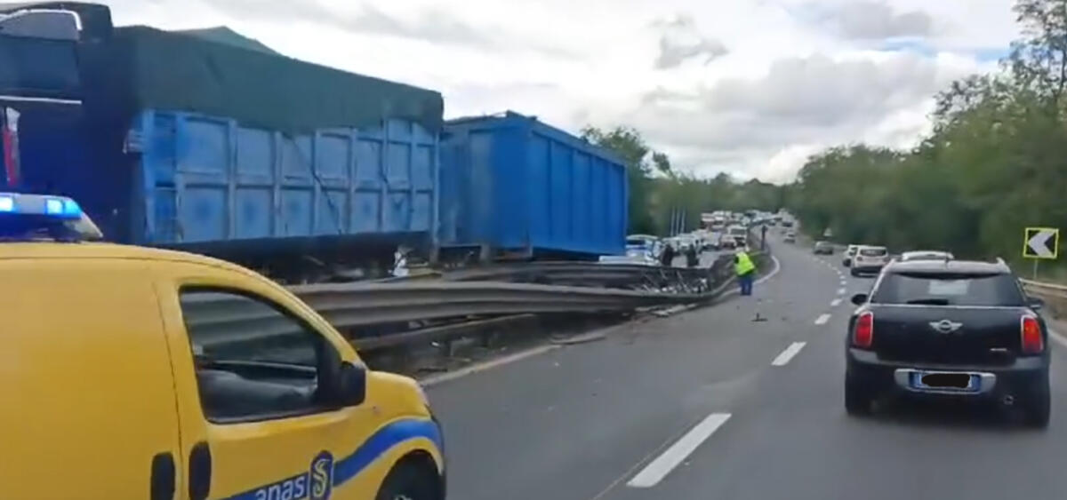 Pontina, mezzo pesante travolge il guard rail: disagi al traffico - 