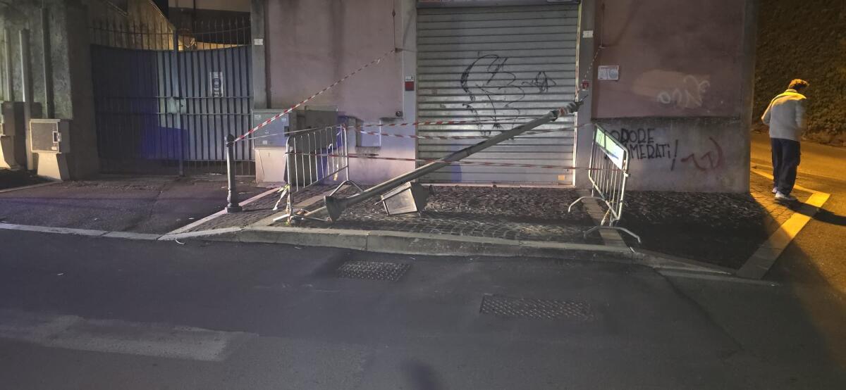 Finisce fuori strada per un malore e abbatte un palo della luce: via Parco della Rimembranza, ad Albano, resta al buio. - 