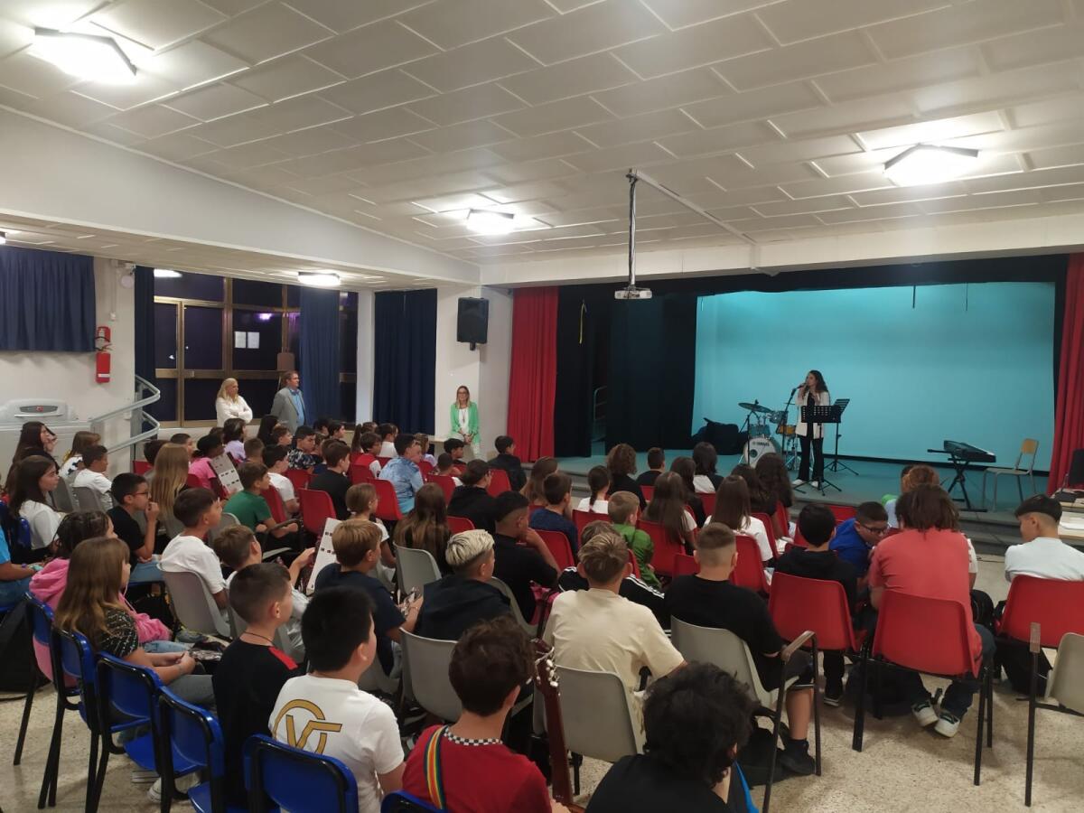 ”La scuola siamo noi”, alla Pascoli di Aprilia un concerto per i ragazzi di prima - 