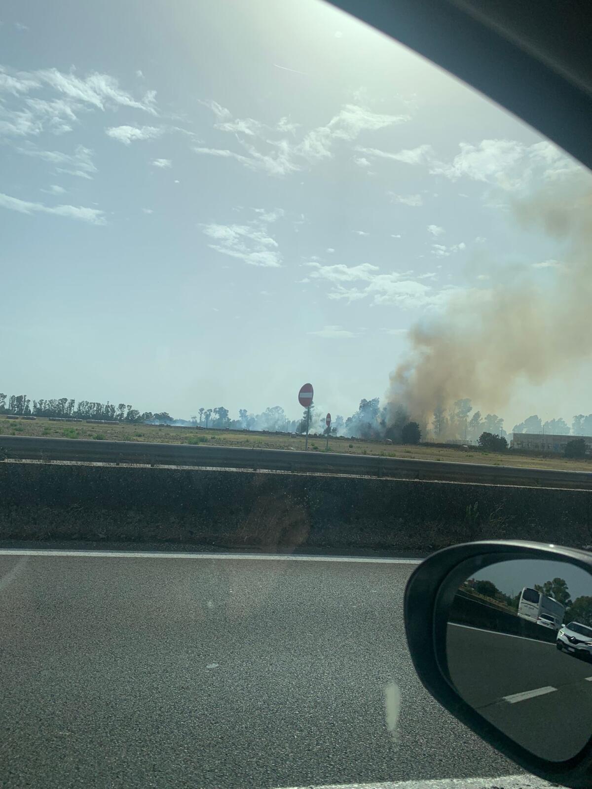 Vasto incendio nei pressi dello stabilimento Leonardo sulla Pontina, disagi al traffico - 