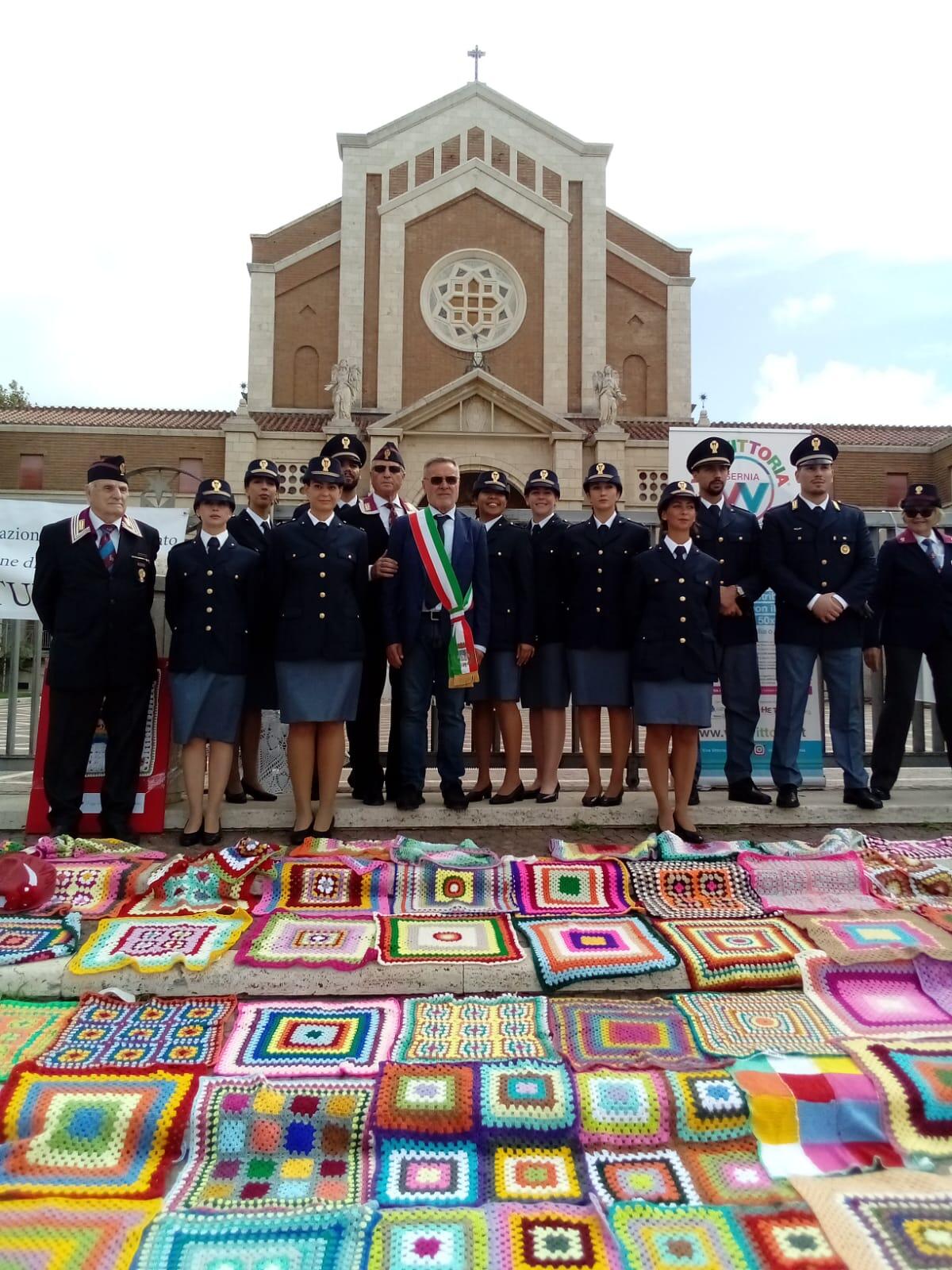 "Un abbraccio di coperte" davanti la chiesa della Madonna delle Grazie a Nettuno - FOTO - 