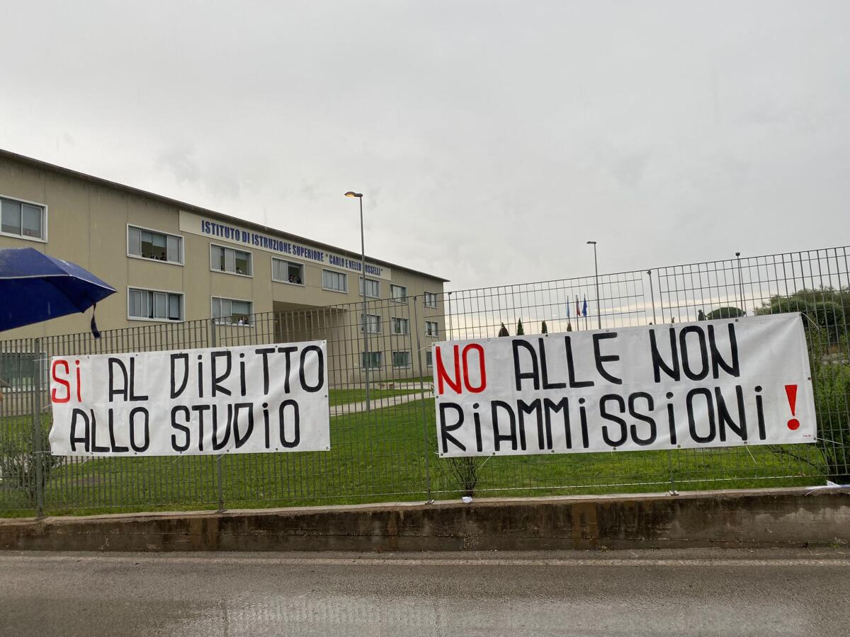Protestano i ragazzi dell’Istituto Rosselli di Aprilia ancora in lista d’attesa ed esclusi, per ora, dall’anno scolastico. - 