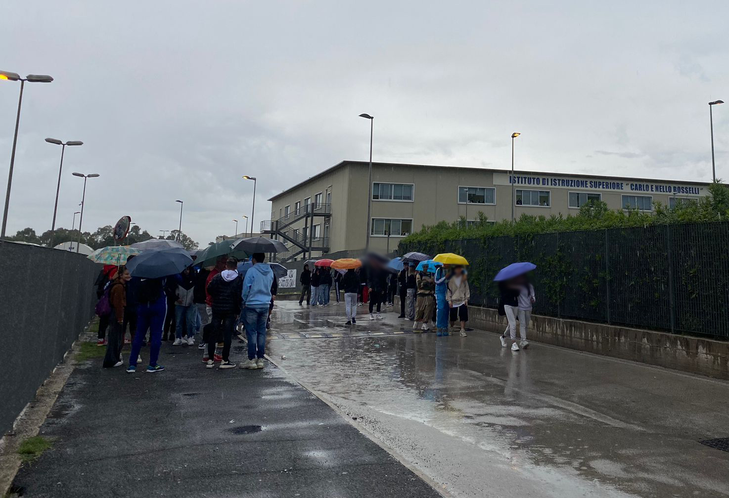 Galleria 1 del post: Protestano i ragazzi dell’Istituto Rosselli di Aprilia ancora in lista d’attesa ed esclusi, per ora, dall’anno scolastico.