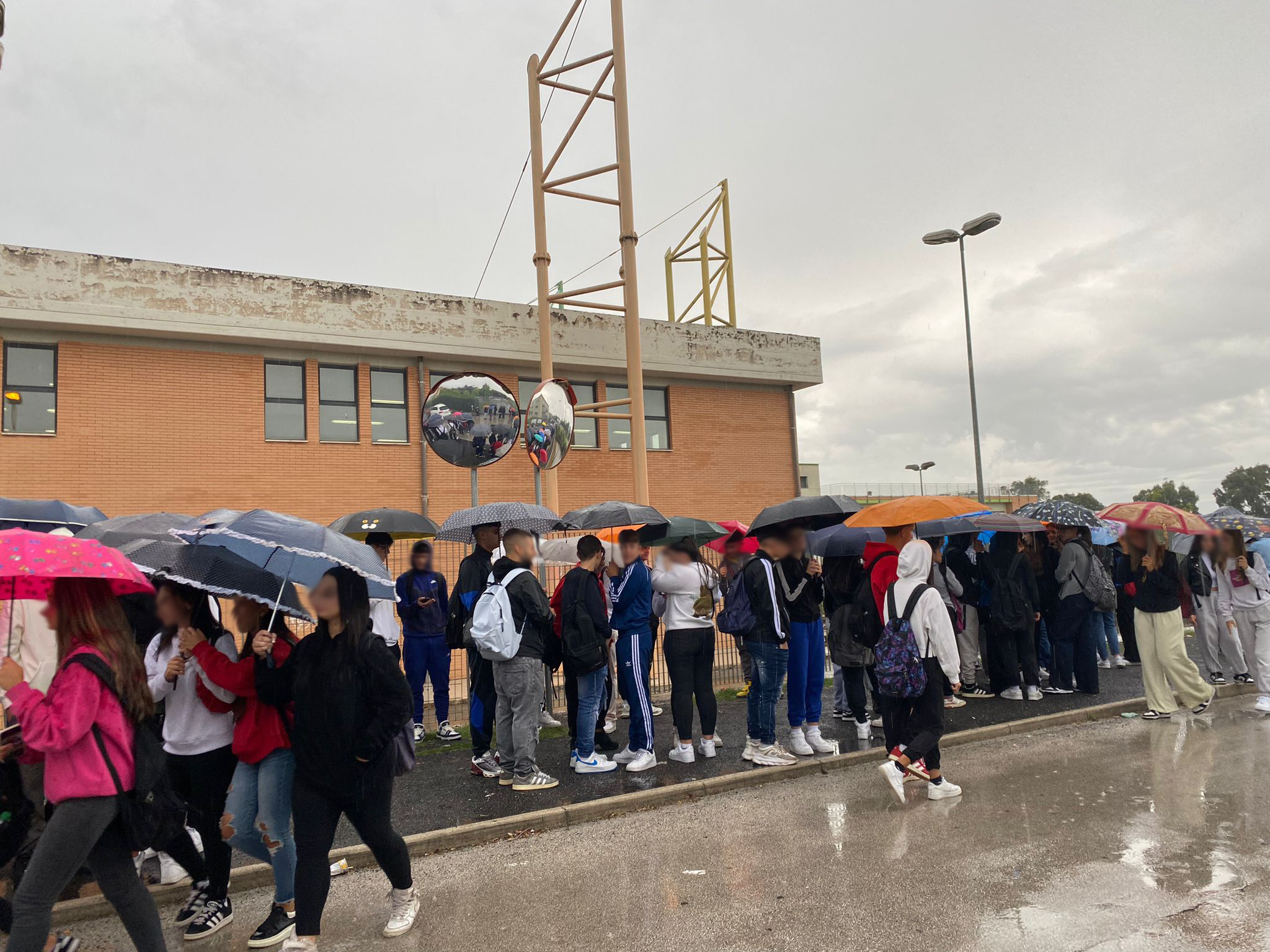 Galleria 1 del post: Protestano i ragazzi dell’Istituto Rosselli di Aprilia ancora in lista d’attesa ed esclusi, per ora, dall’anno scolastico.