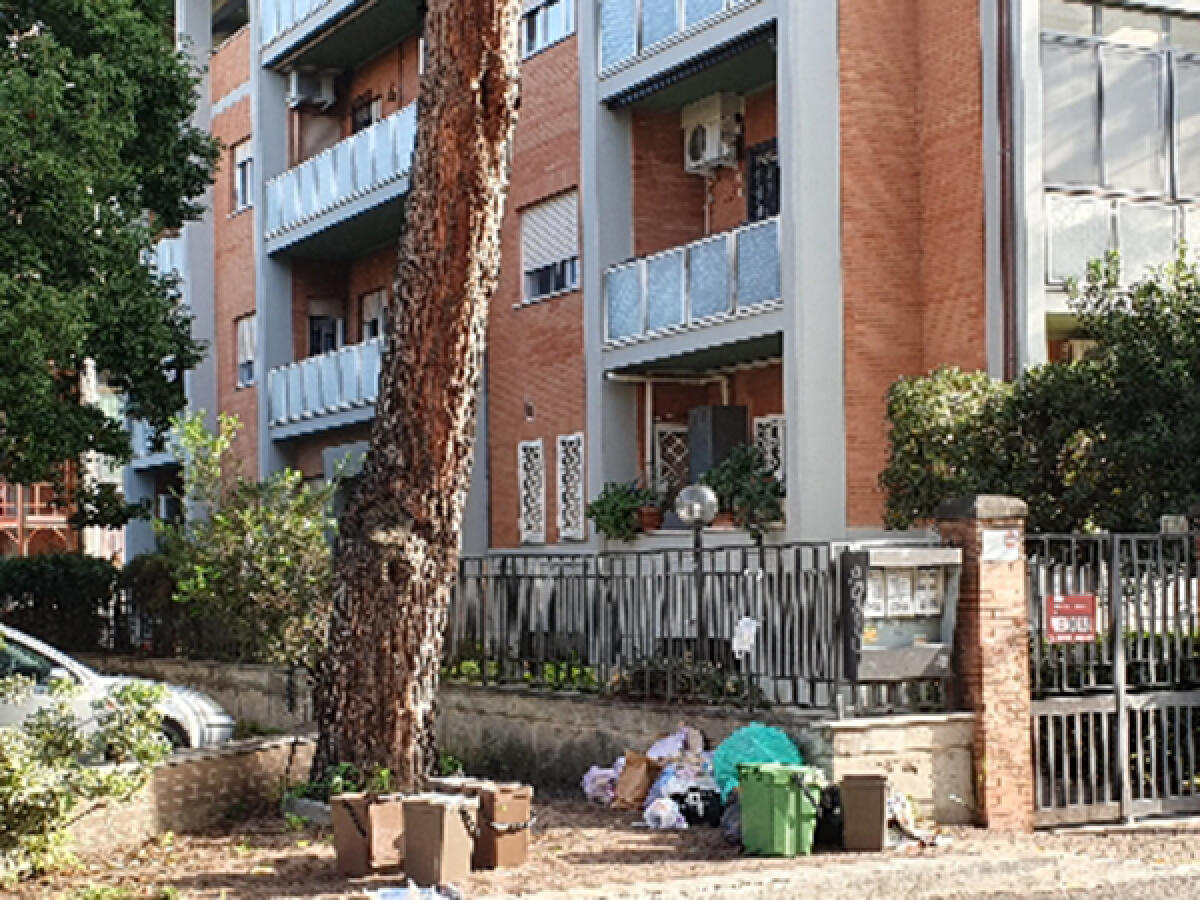 Rifiuti abbandonati da altre zone di Aprilia nella postazione condominiale di via Volturno. La segnalazione dei residenti. - 