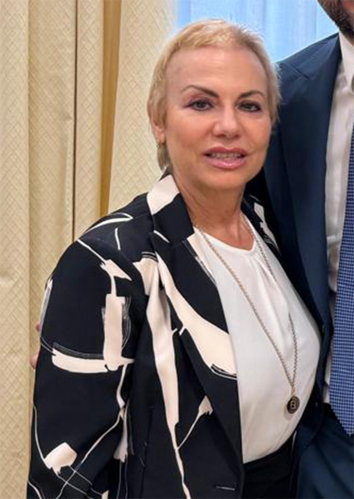 “Sono guarita dal tumore”, la sindaca di Latina Matilde Celentano mostra i propri capelli e racconta la sua “rinascita”. - 