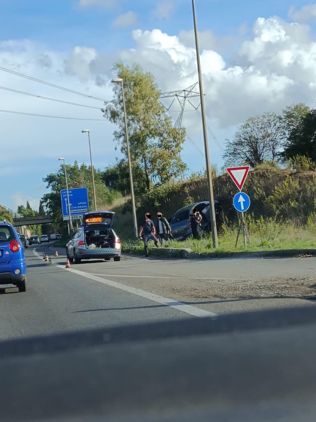 Incidente sulla Pontina, l'auto finisce nella cunetta - 