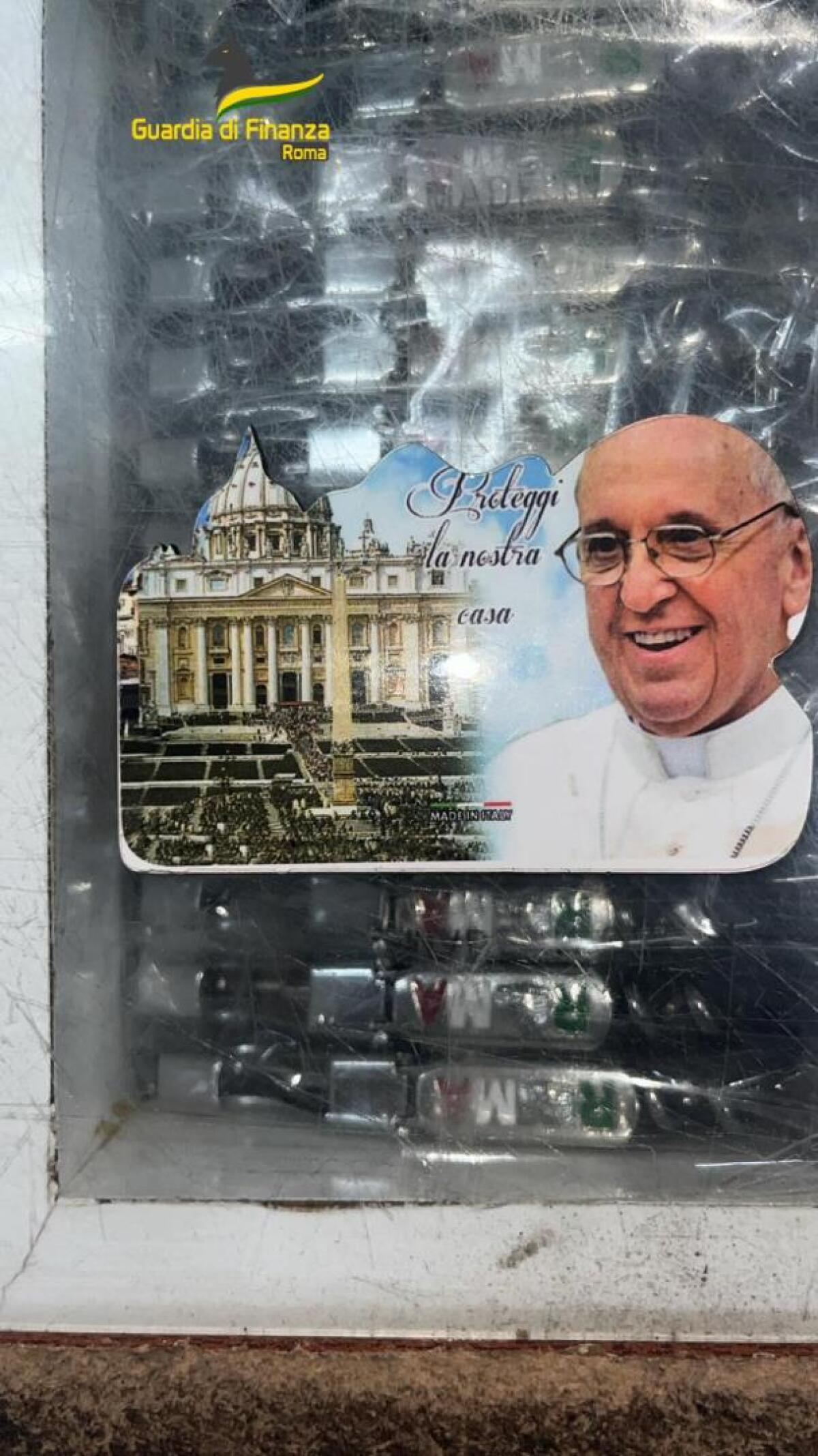 Bracciali, rosari e posaceneri con le immagini del Papa pericolosi: sequestrati dalla Guardia di Finanza di Roma - 