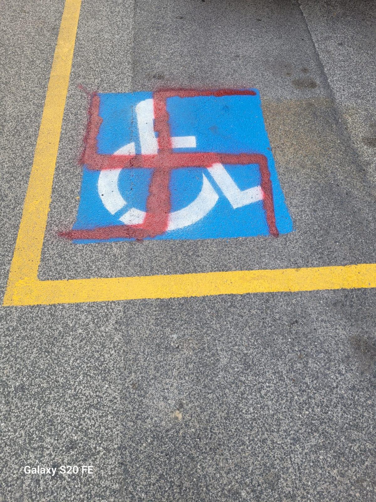 Svastiche in via Trento ad Aprilia, "nessuno interviene per ripulire" - 