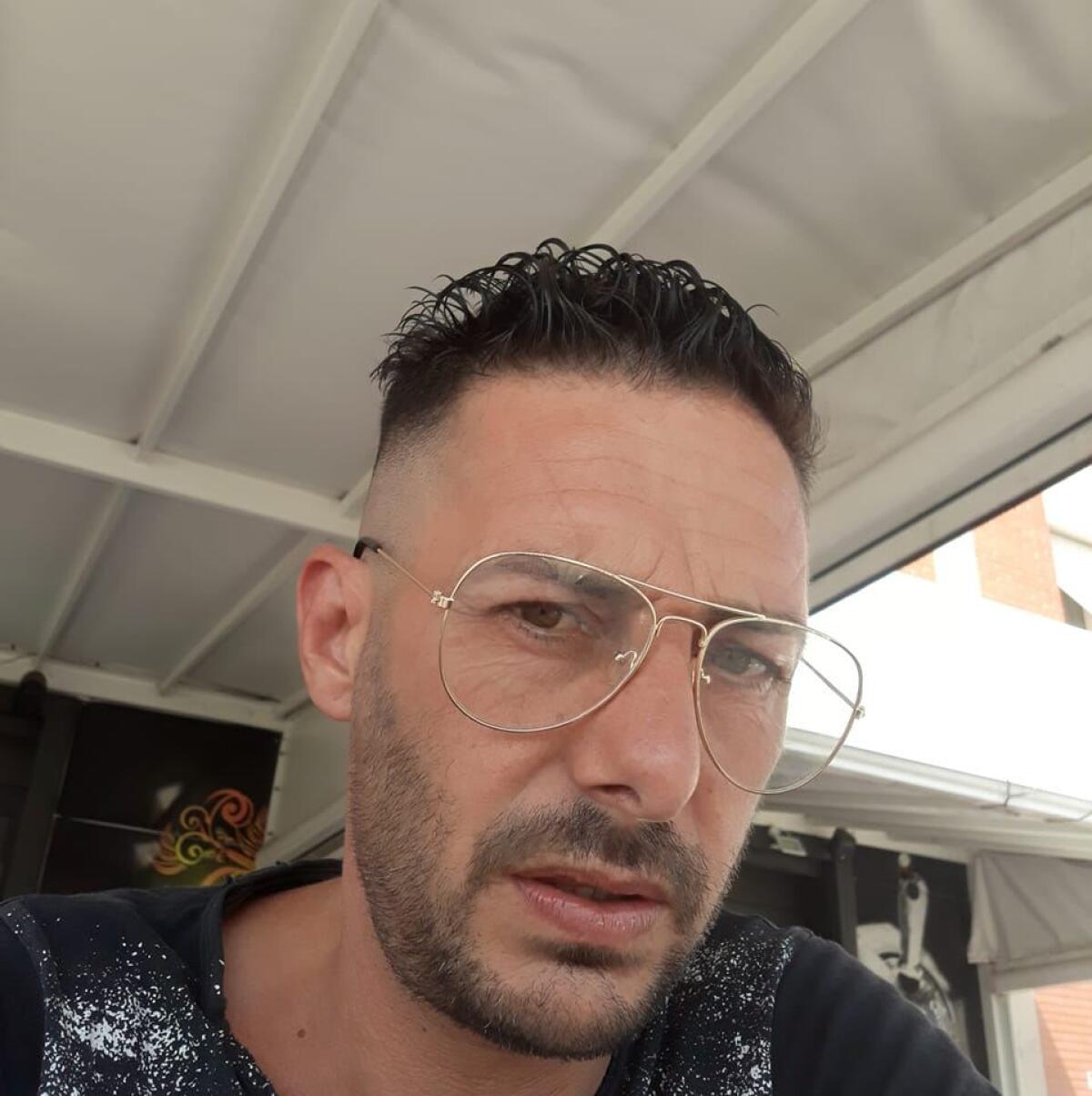 Folla commossa a Formia ai funerali di Attilio Franzini, morto sul lavoro travolto dal treno nel bolognese - 